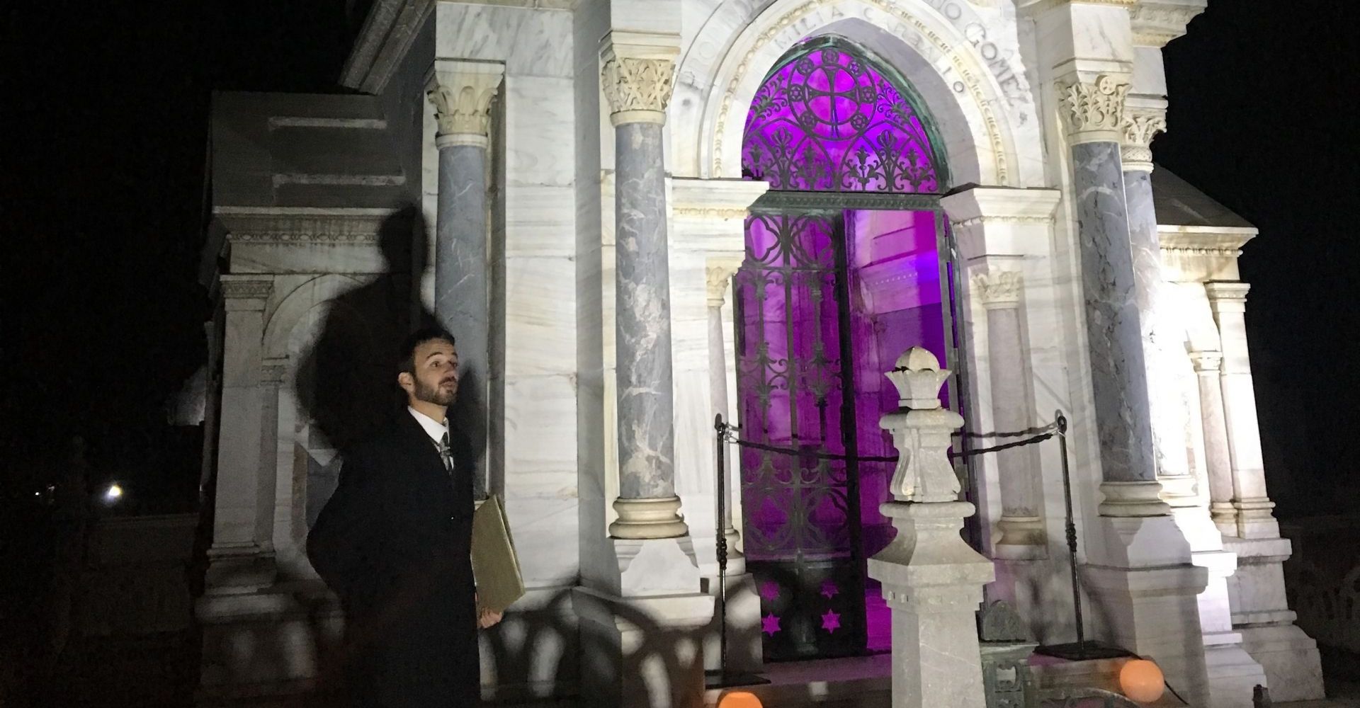 Visita nocturna en el Cementerio de León